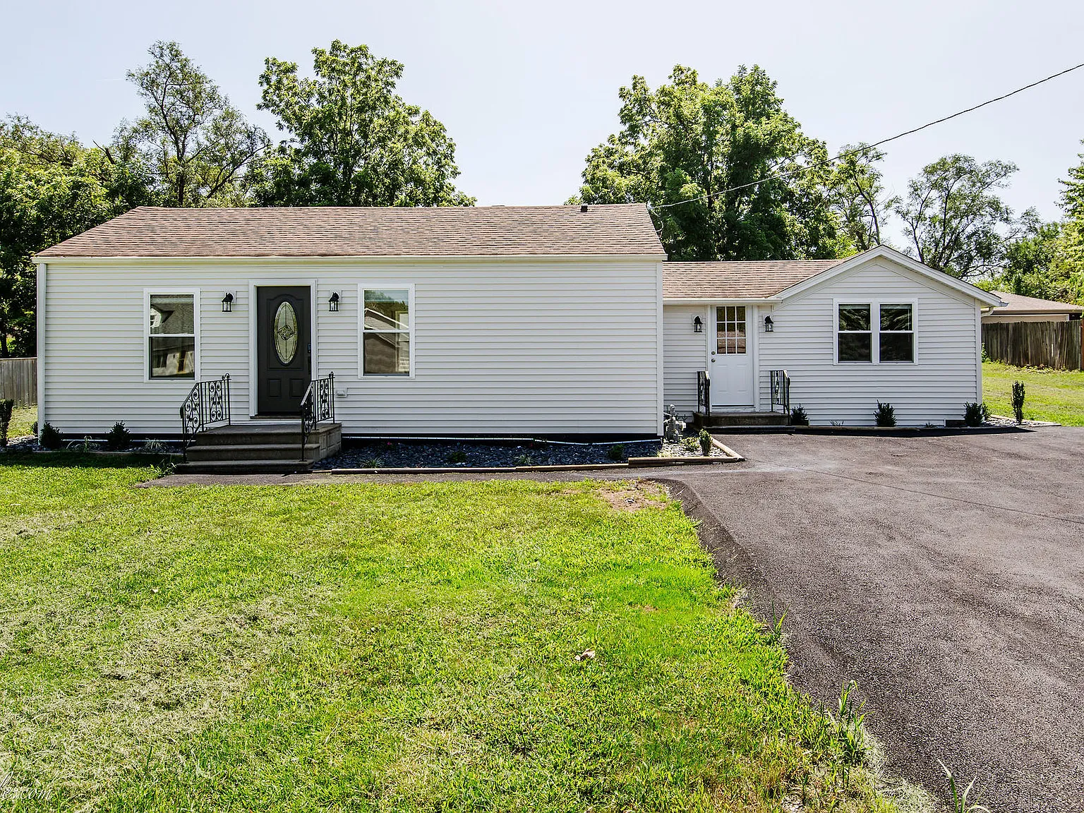 3 bed, 1300 sqft, $3,300 — Photo 1