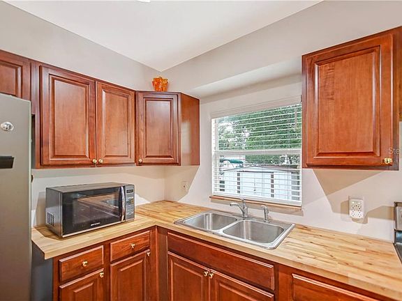 3rd image of 224 Colony Dr