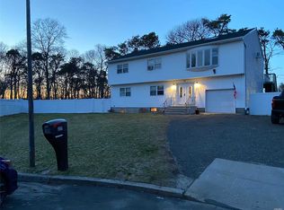 27 Bayou Ct, Holtsville, NY 11742