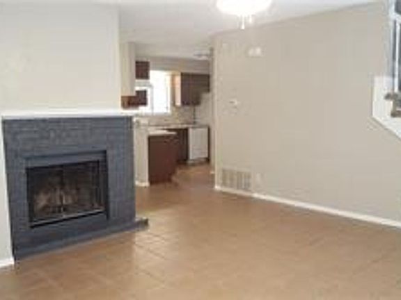 3rd image of 507 Algerita Dr #1