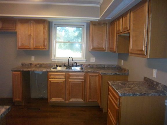 4th image of 405 Henderson Dr
