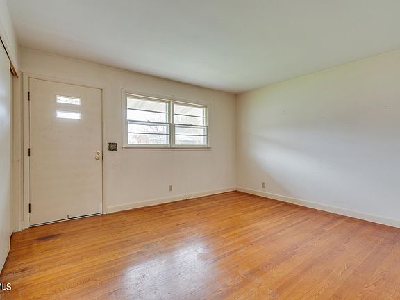 5th image of 304 Bobby Dr