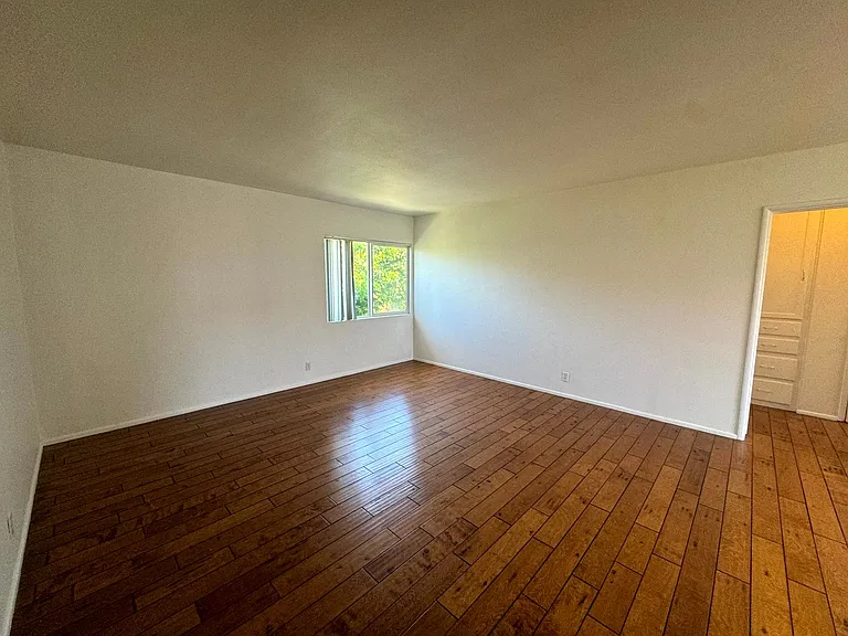 1935 Cloverfield Blvd — Photo 42