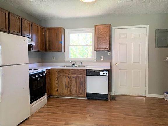 2nd image of 208 Garden St