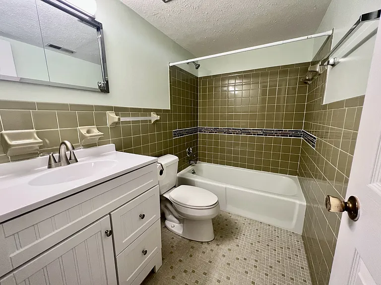 Full Bathroom Holly Crest A2