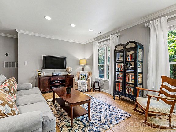 4th image of 601 Queens Rd APT A