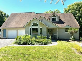 105-107 N Valley Rd, Pelham, MA 01002