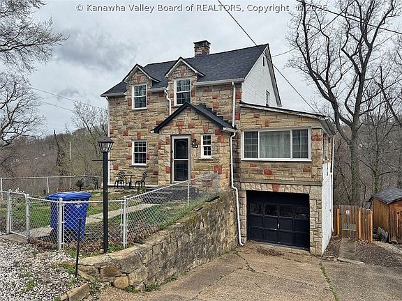 3rd image of 726 Amity Dr