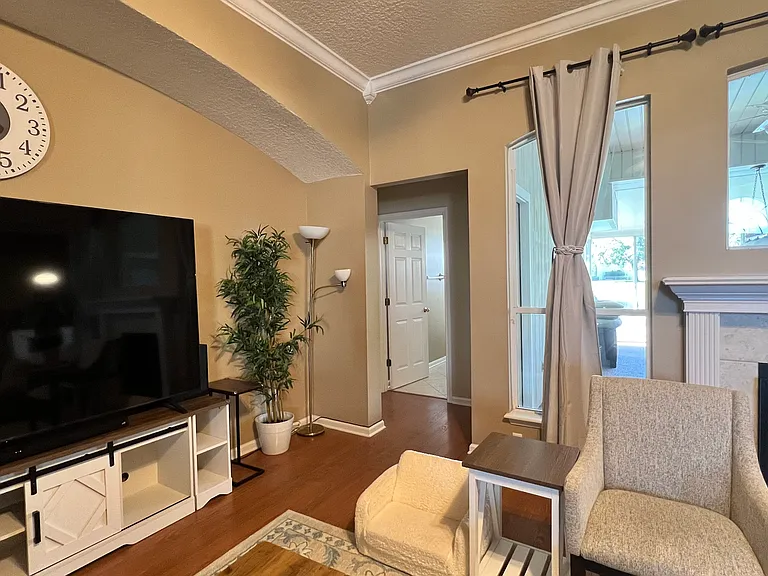 1252 Woodchurch Ln — Photo 17