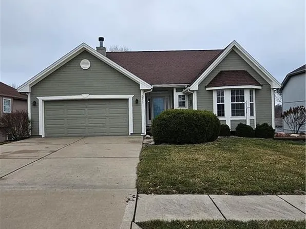 211 Essex Dr, Smithville, MO 64089