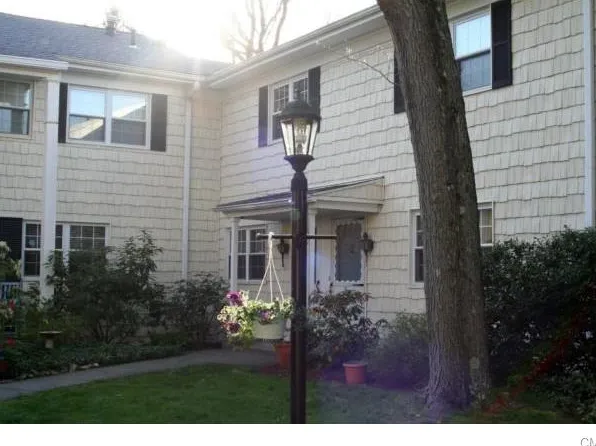 245 Unquowa Rd APT 54, Fairfield, CT 06824