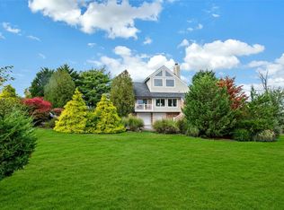 33 Old Canoe Place Rd, Hampton Bays, NY 11946