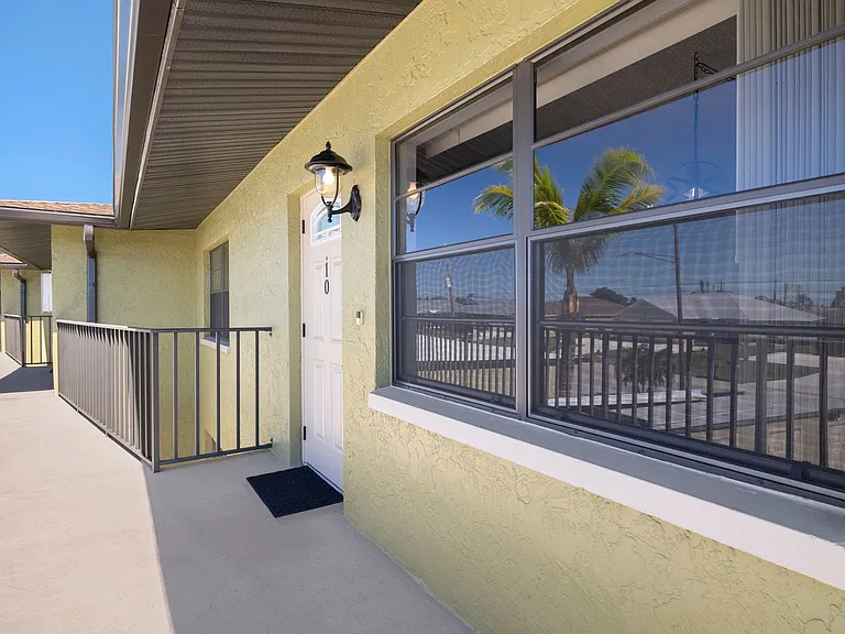 4711 SE 5th Ave #10 — Photo 3