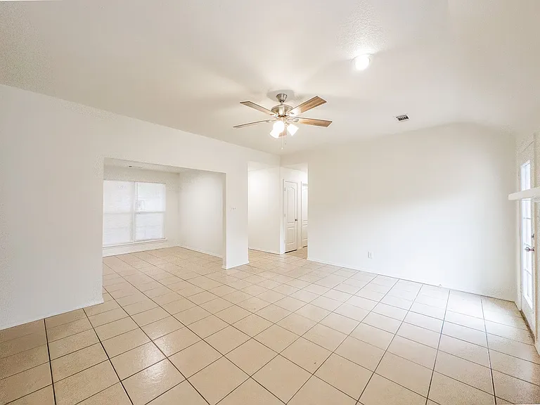 429 E El Paso St — Photo 4