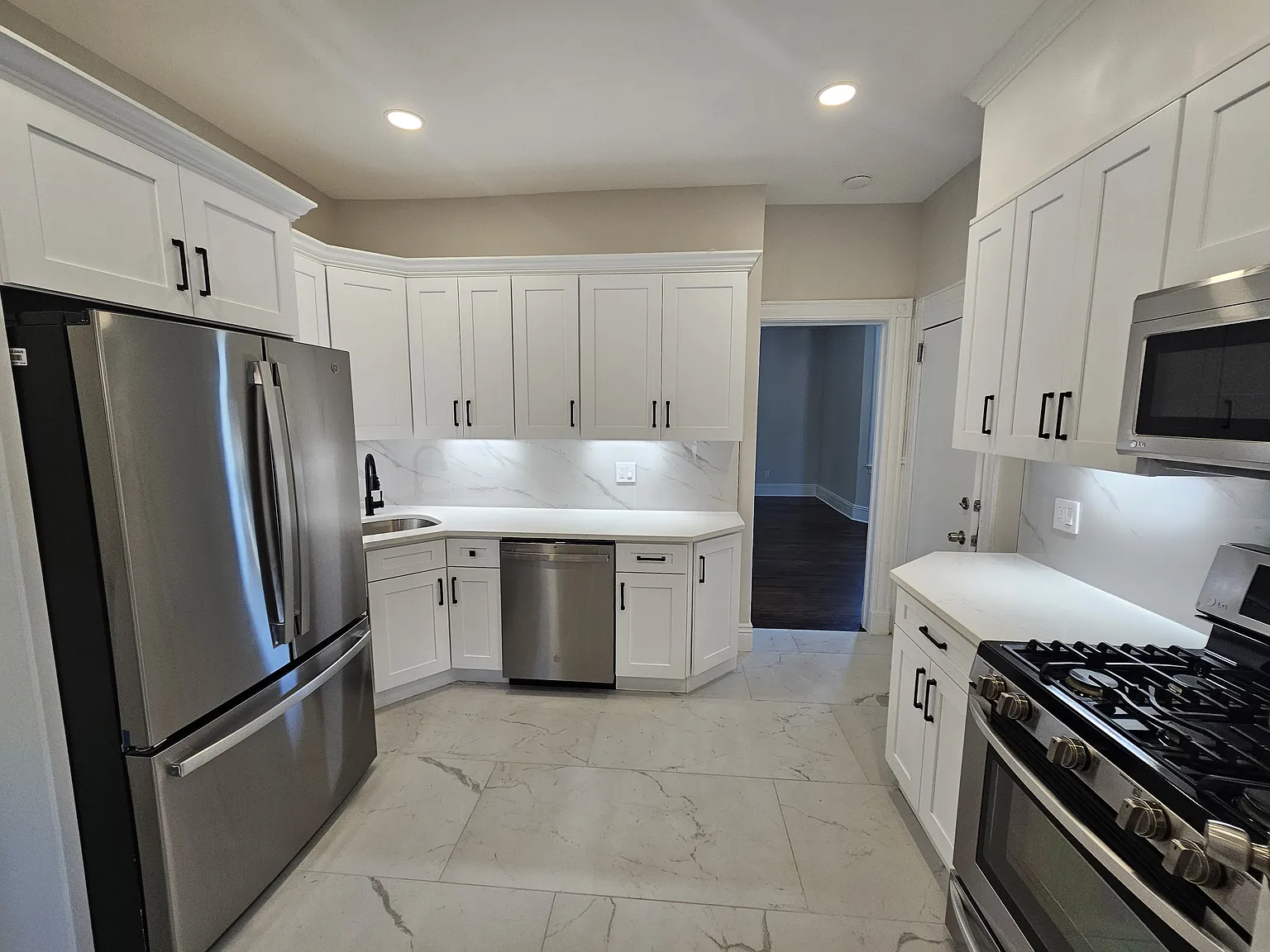 3 bed, 850 sqft, $2,800 — Photo 1