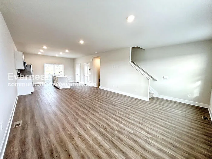 4 bed, 3.5 bath, 1889 sqft, $2,145 — Photo 4