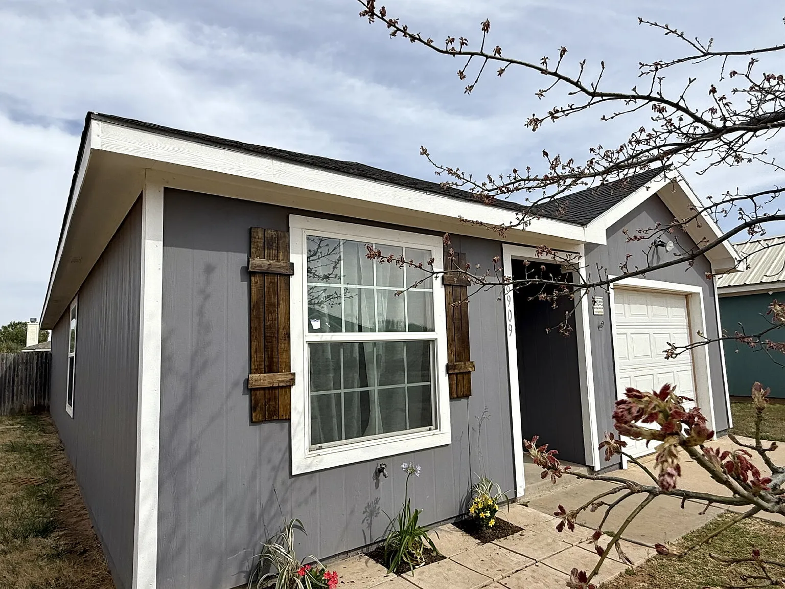 2 bed, 1.0 bath, 1082 sqft, $1,250 — Photo 2
