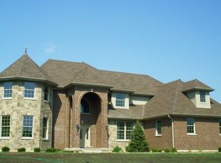 6903 Inverway Dr, Crystal Lake, IL 60014