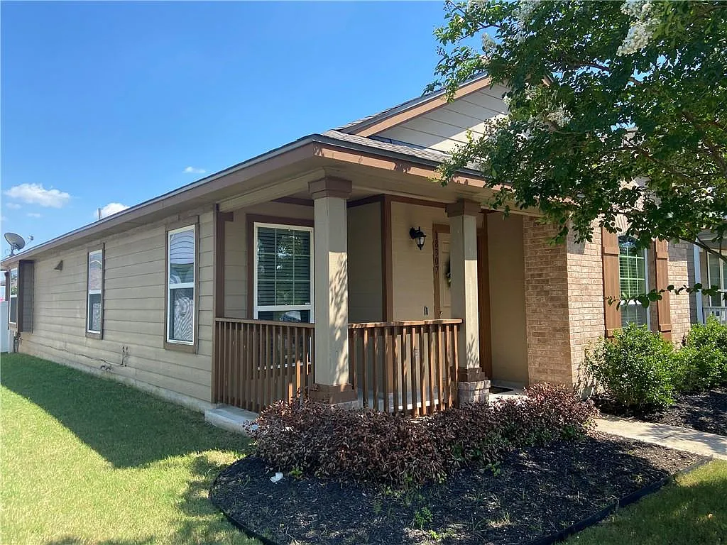 3 bed, 1292 sqft, $1,899 — Photo 2
