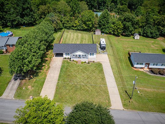 2nd image of 870 Topeka Dr
