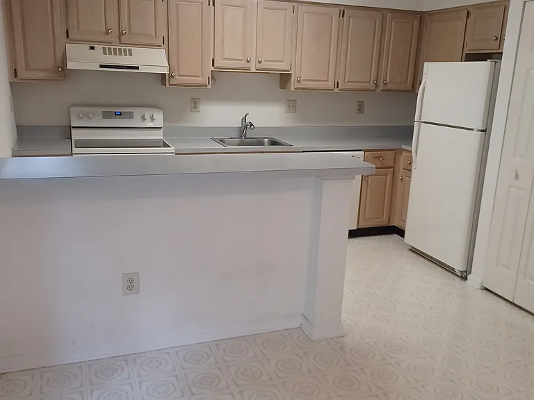 190 Victoria Ct — Photo 6