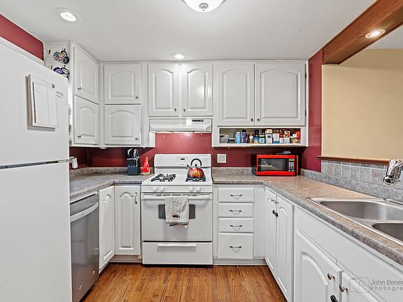 3rd image of 830 Dean St