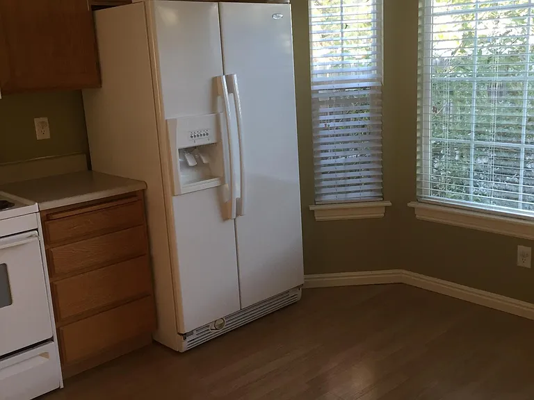 992 Independence Ave — Photo 4