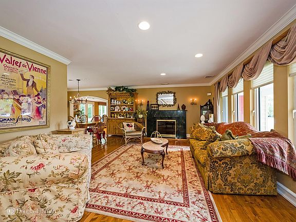 4th image of 76 Westwood Cir