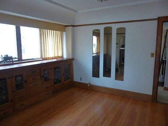 5th image of 3251 S Kinnickinnic Ave