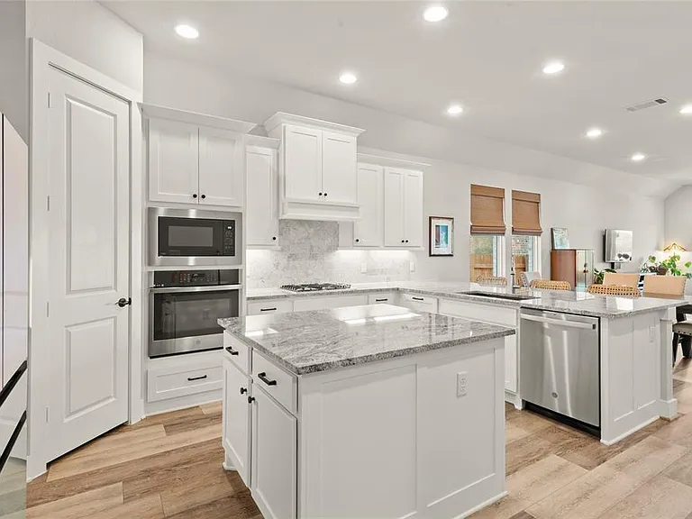 111 Chinaberry Bnd — Photo 12