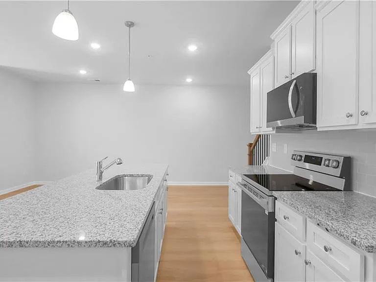 371 Lanier Cir — Photo 9