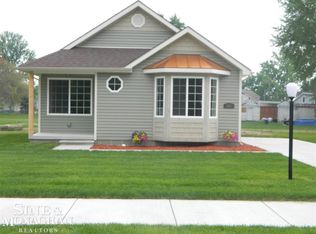 651 Golfview St, Algonac, MI 48001