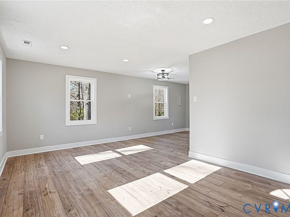 5th image of 286 Mill Pond Rd