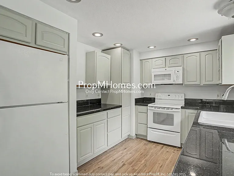810 SW Spring Ln — Photo 9