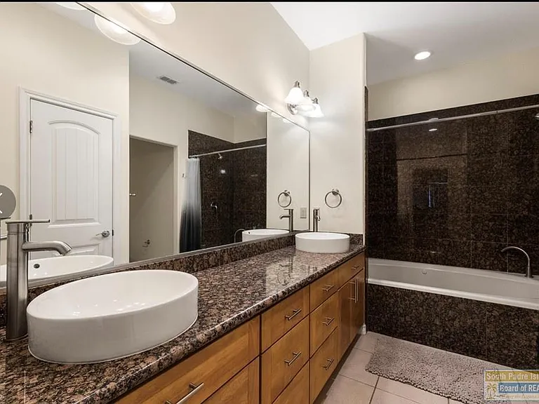 301 E Houston St #3202 — Photo 15