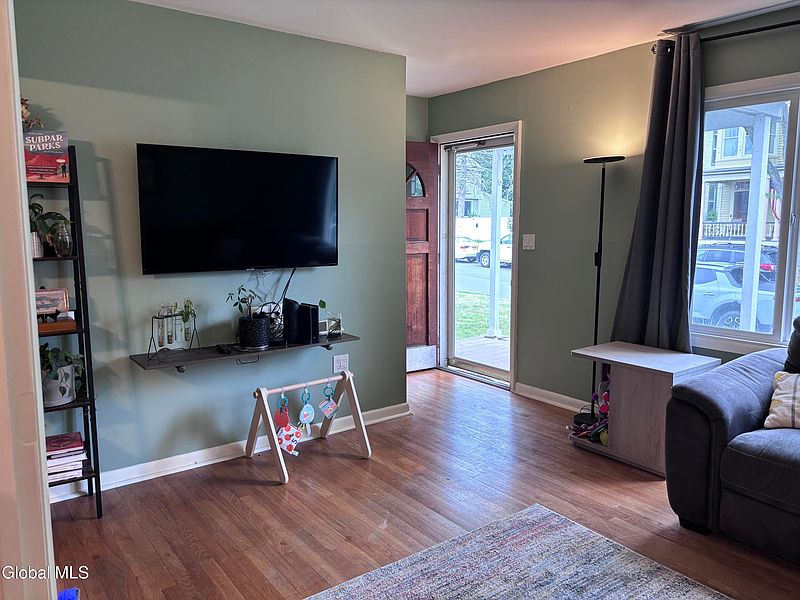 3rd image of 905 3rd Avenue