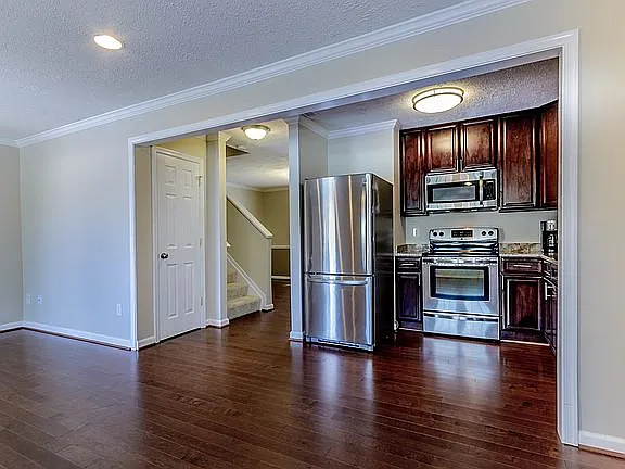 3 bed, 1320 sqft, $2,750 — Photo 3