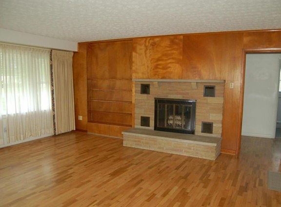 3rd image of 17859 Woodview Dr