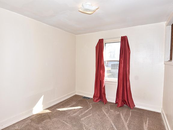5th image of 370 N Elm St