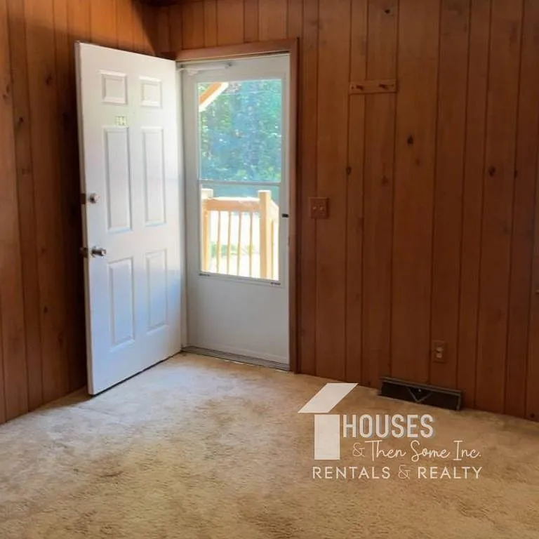 104 Crestview Dr — Photo 3