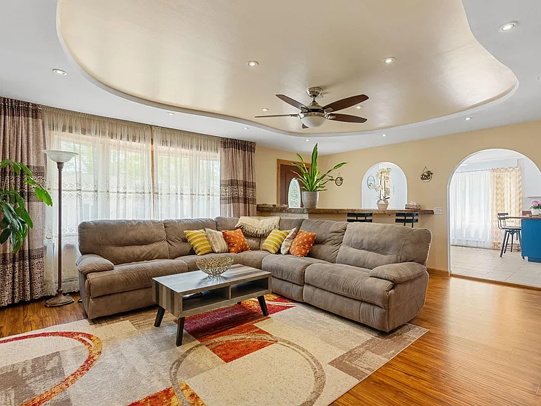 Laurene Dr — Photo 1