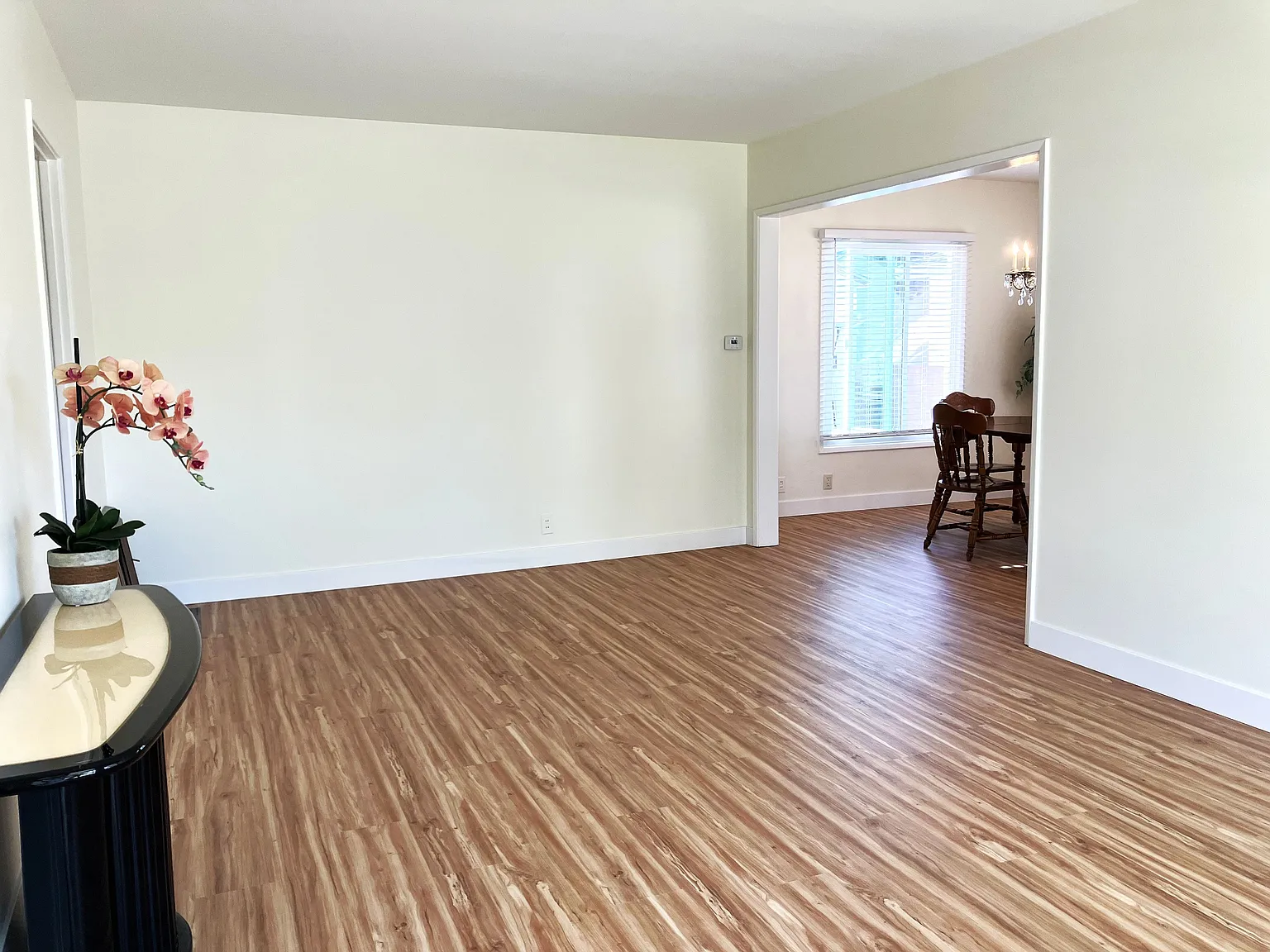 3 bed, 1098 sqft, $4,100 — Photo 4