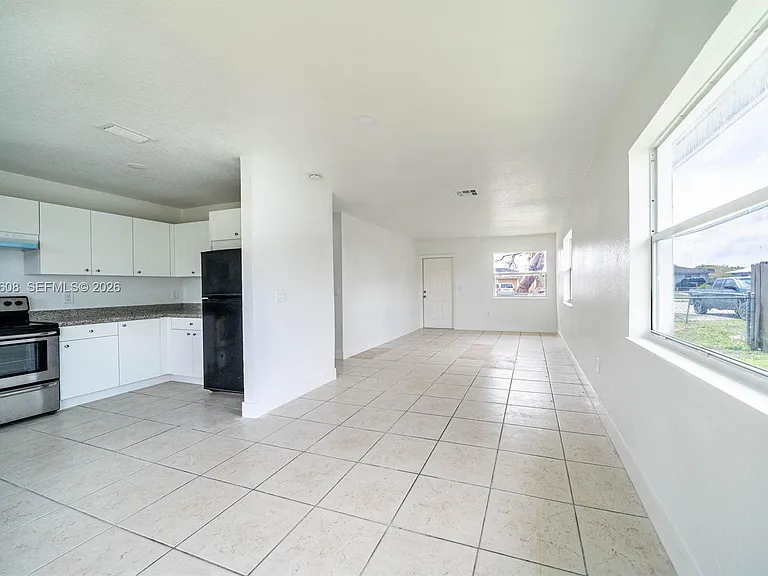 705 NW 13th Ter — Photo 5