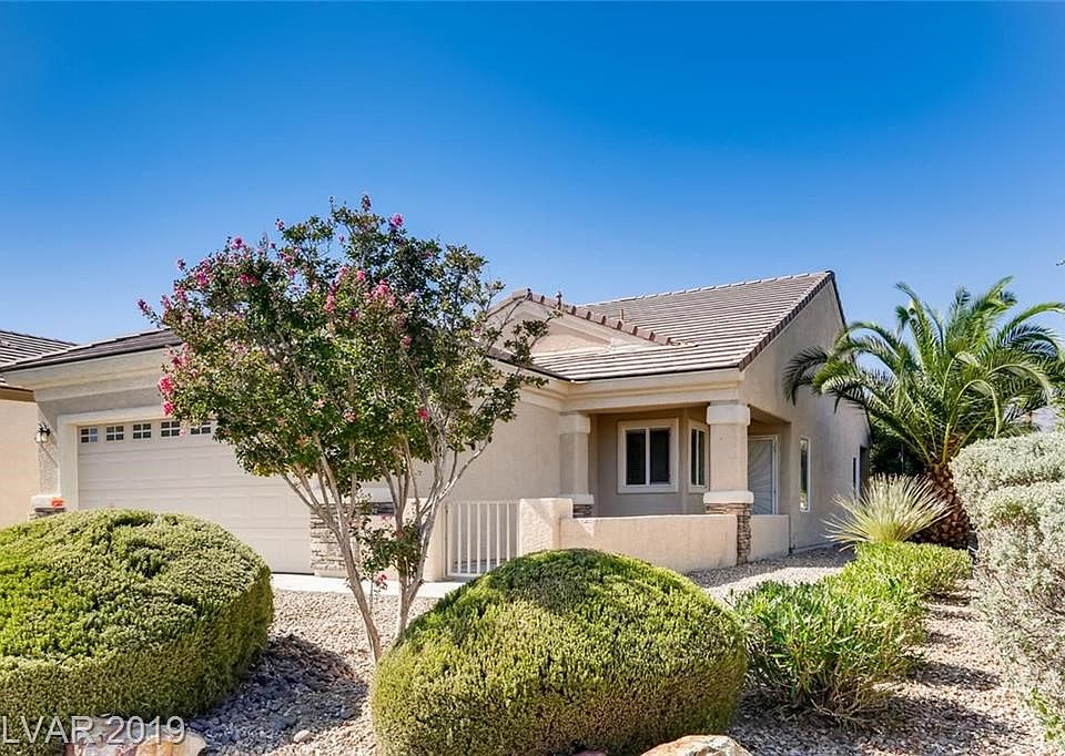 Popular 1157 sf Heather Model with inviting front courtyard.