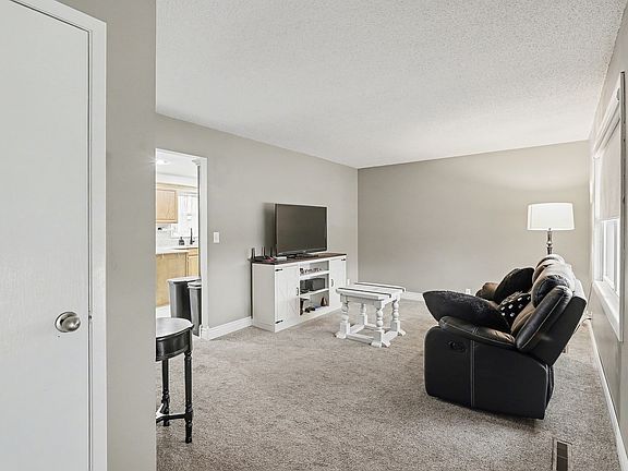 3rd image of 1312 N Prairie St