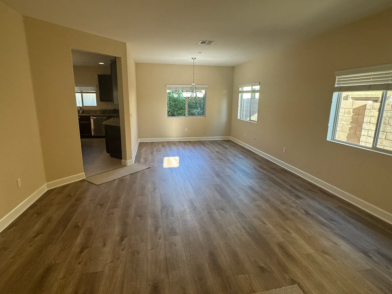 4 bed, 2.5 bath, 2402 sqft, $4,995 — Photo 3