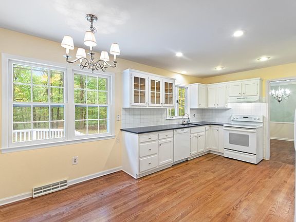 4th image of 26 Florie Farm Rd