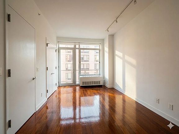 4th image of 4117 Crescent St APT 5L