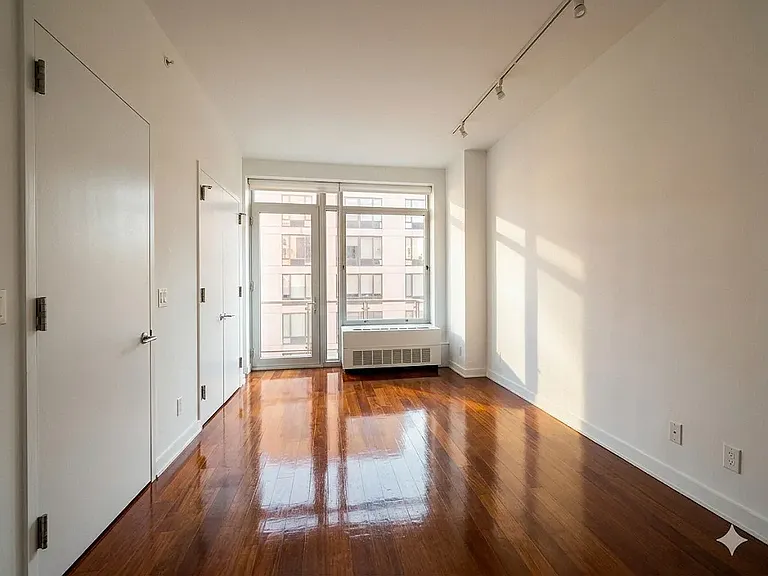 4117 Crescent St #5L — Photo 4