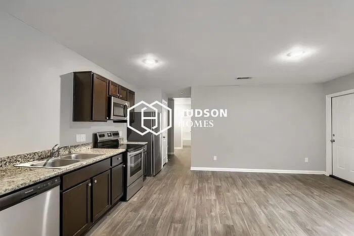 3 bed, 2.0 bath, 872 sqft, $1,249 — Photo 4